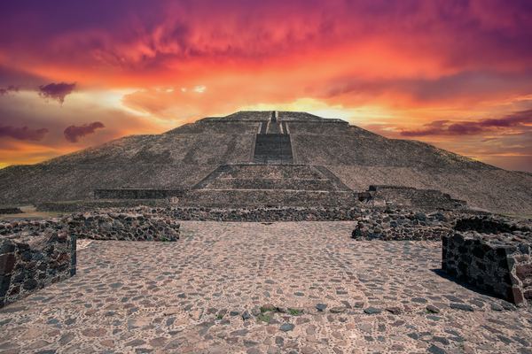 Breakfast in a cave at Teotihuacán: which cave, and what the package actually includes