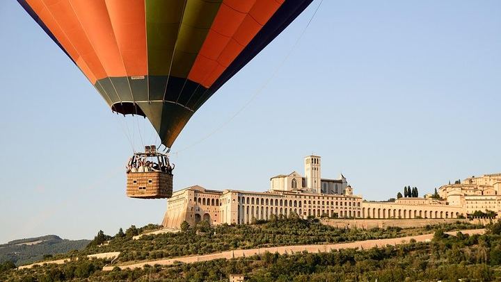 Umbria: Hot Air Balloon flight With Brunch + Spello guided tour