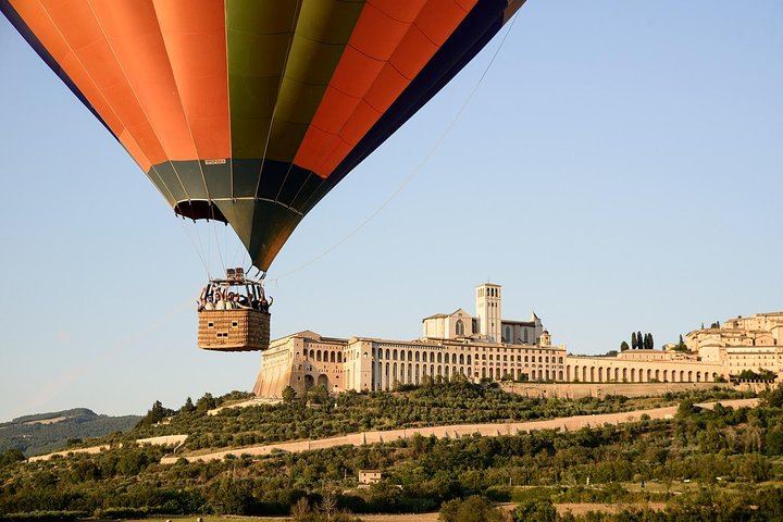 Umbria: Hot Air Balloon flight With Brunch + Spello guided tour