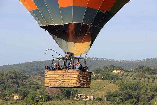 Hot air balloon flight, brunch and a guided walk in Spello