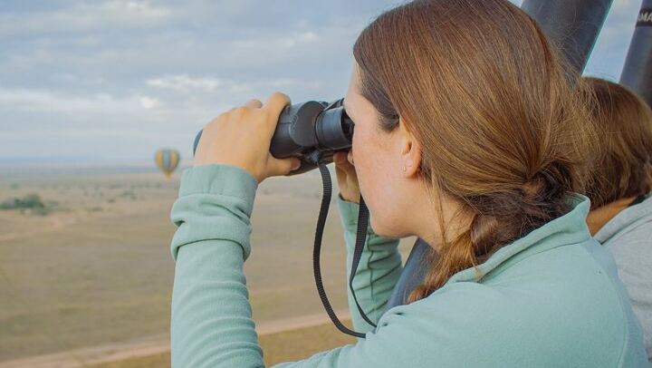 Up close from above! With binoculars in hand, discover the hidden wonders of the Serengeti on a Miracle Experience balloon safari. Wildlife spotting reimagined.