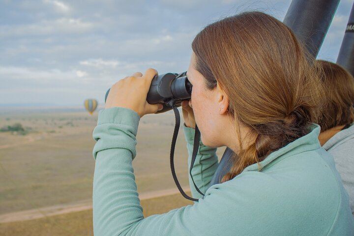 Up close from above! With binoculars in hand, discover the hidden wonders of the Serengeti on a Miracle Experience balloon safari. Wildlife spotting reimagined.