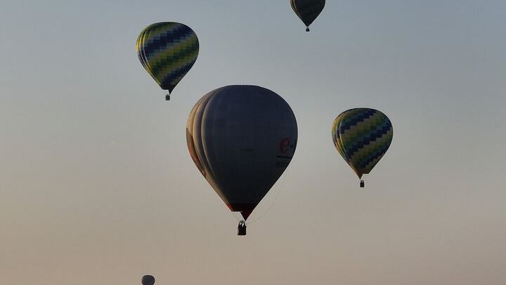 Volo in formazione con la mongolfiera
